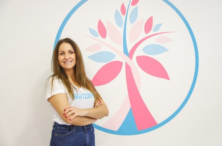 engo la gran suerte de trabajar en lo que más me gusta. El cuidado y la atención a otros. Soy psicóloga clínica especializada en maternidad y en la tercera edad con gran vocación de asistir a las mujeres en muchos temas hasta ahora tabúes. Las dudas al enfrentarse a su embarazo, las secuelas de este y del parto, cómo afrontar la exigencia de ser madre sin morir de “culpa” o cómo hacer frente a los primeros meses y años de vida de nuestros hijos, los más importantes. Mi seña de identidad es trabajar desde la empatía y la escucha activa, sin juicio ni prejuicio, mediante la terapia sistémica y cognitivo conductual en un contexto seguro para la mujer en el que pueda expresar con total libertad todas las emociones derivadas de su maternidad. Ojalá cuando fui madre hubiera podido compartir todas esas incertidumbres con una profesional en la que apoyarme. Porque para que tu hijo esté bien, tú también tienes que encontrarte bien. Y desde Materna Yoga te damos esa oportunidad de asegurar el autocuidado para disfrutar plenamente de la experiencia de ser madre. ¿EN QUE TE PUEDO AYUDAR? Acompañamiento durante el embarazo Preparación para el parto Asesoramiento y apoyo tras el parto Depresión posparto
